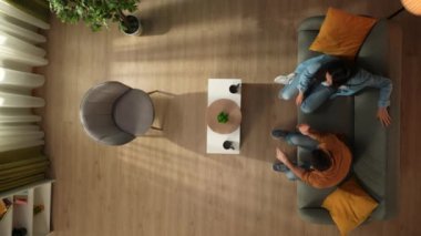 Aile psikoterapisi ve zihinsel sağlık yaratıcı konsepti. Terapi seansındaki evli çiftin en iyi görüntüsü. Kanepede oturan erkek ve kadın tartışıyor ve birbirlerini suçluyorlar, terapistle konuşuyorlar..