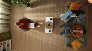 Aile psikoterapisi ve zihinsel sağlık yaratıcı konsepti. Terapi seansındaki evli çiftin en iyi görüntüsü. Psikoterapist, terapiyle ilgili özgeçmişinin mutlu ve olumlu olduğunu söylüyor..