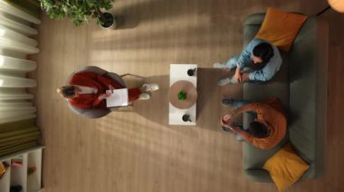 Aile psikoterapisi ve zihinsel sağlık yaratıcı konsepti. Terapi seansındaki evli çiftin en iyi görüntüsü. Kadın ve erkek psikoterapistle konuşuyor ve kavga etmeye başlıyorlar, olumsuz atmosfer..