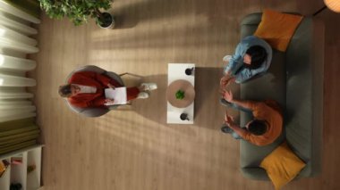 Aile psikoterapisi ve zihinsel sağlık yaratıcı konsepti. Terapi seansındaki evli çiftin en iyi görüntüsü. Kadın ve erkek psikoterapistle konuşuyor ve kavga etmeye başlıyorlar, olumsuz atmosfer..