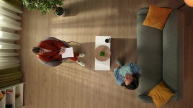 Aile psikoterapisi ve zihinsel sağlık yaratıcı konsepti. Terapi seansındaki en iyi kadın görüntüsü. Yetişkin bir kadın psikoterapiste geliyor, koltukta oturuyor ve sorunları ve sorunları ele alıyor..