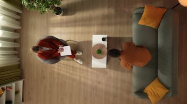 Aile psikoterapisi ve zihinsel sağlık yaratıcı konsepti. Terapi seansındaki en iyi erkek görüntüsü. Yetişkin bir adam psikoterapiste gelir, koltukta oturur ve sorunları ve sorunları ele alır.