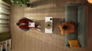 Aile psikoterapisi ve zihinsel sağlık yaratıcı konsepti. Terapi seansındaki en iyi erkek görüntüsü. Kanepede oturup psikoterapist dinleyen, depresif, endişeli, yastığa sarılan bir adam..