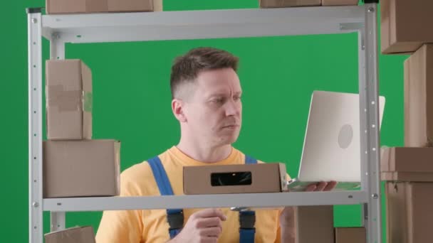 Rámováno Zeleném Pozadí Chromakey Vyobrazuje Muže Pracovní Uniformě Vyobrazuje Skladníka — Stock video