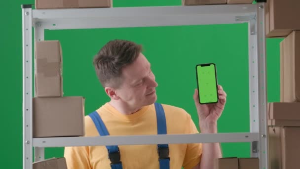 Πλαισιωμένο Πράσινο Φόντο Χρωματάκι Απεικονίζεται Ένας Ενήλικος Άντρας Που Φοράει — Αρχείο Βίντεο