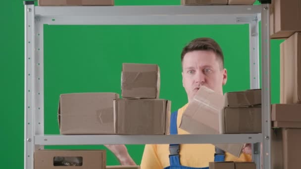 Inramad Grön Bakgrund Chromakey Avbildad Man Uniform Föreställer Butiksinnehavare Ett — Stockvideo