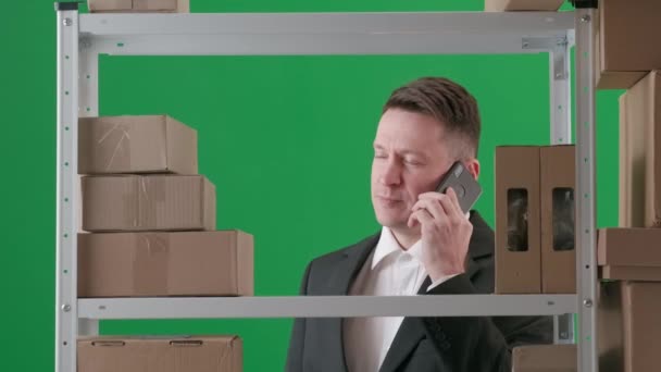 Bilden Den Gröna Bakgrunden Det Finns Vuxen Man Kostym Visar — Stockvideo