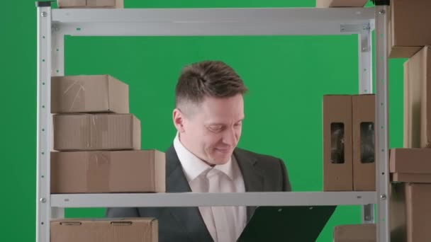 Inramad Grön Bakgrund Kromakey Föreställer Vuxen Man Kostym Demonstrerar Manager — Stockvideo