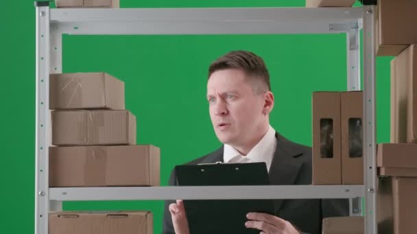 Inramad Grön Bakgrund Chromakey Vuxen Man Kostym Stående Ett Lager — Stockvideo