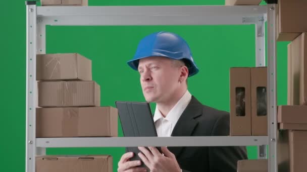 Inramad Grön Bakgrund Chromakey Föreställer Vuxen Man Kostym Och Hjälm — Stockvideo