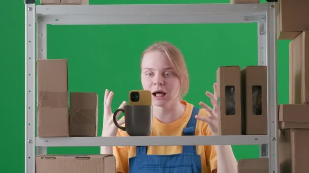 Ramen Grön Bakgrund Halta Föreställer Ung Kvinna Uniform Föreställer Anställd — Stockvideo