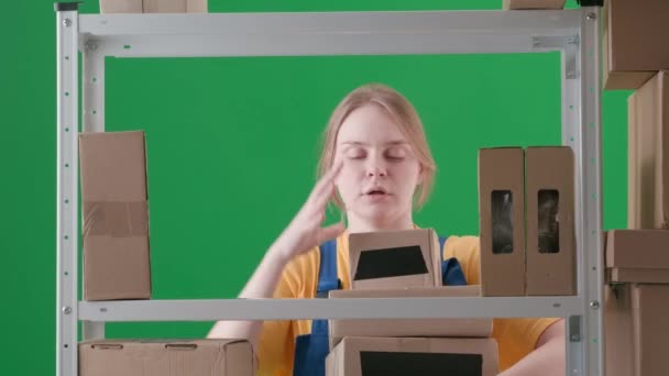 Rámu Zeleném Pozadí Kulhá Vyobrazuje Mladou Ženu Uniformě Znázorňuje Zaměstnance — Stock video