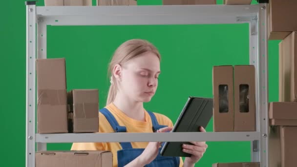 Oprawiony Zielonym Tle Chromakey Przedstawia Młodą Kobietę Mundurze Przedstawia Pracownika — Wideo stockowe
