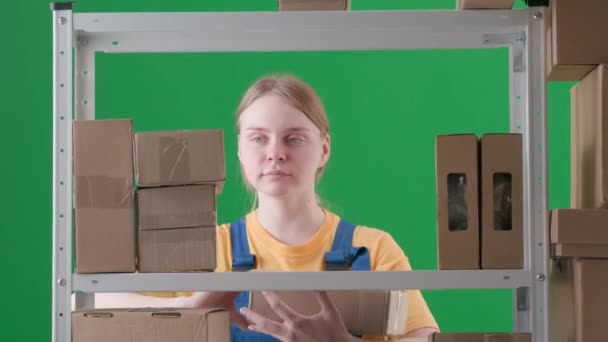 Ramen Grön Bakgrund Chromakey Ung Kvinna Uniform Avbildas Avbildad Arbetare — Stockvideo