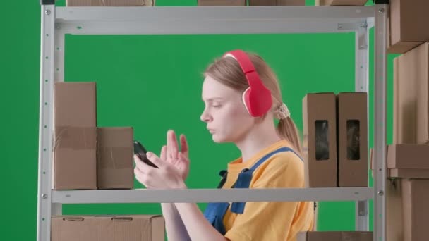 Incorniciato Sfondo Verde Colori Raffigura Una Giovane Donna Uniforme Lavoro — Video Stock