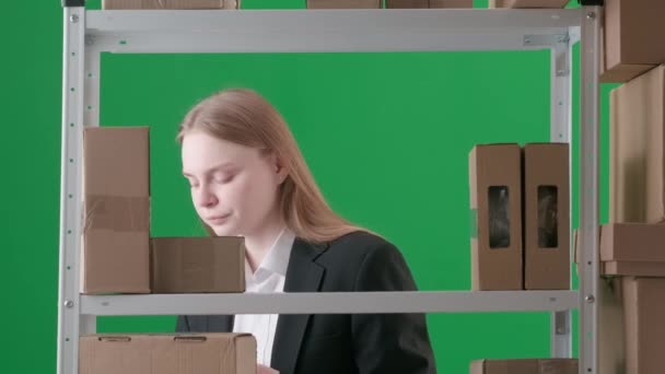 Oprawione Zielonym Tle Chromakey Młoda Kobieta Garniturze Przedstawia Kierownika Prowadzącego — Wideo stockowe