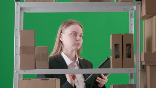 Oprawione Zielonym Tle Przedstawia Młodą Kobietę Garniturze Przedstawia Menadżera Kierownika — Wideo stockowe