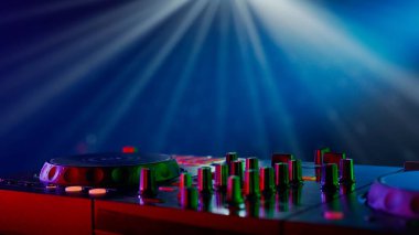 Bu görüntü, neon ışıklarla aydınlatılmış profesyonel bir DJ 'in ekipmanının yakın çekimini gösteriyor. Pikabın ve karıştırma tahtasının odak noktası, canlı renklerde parlayan düğmeler ve kaydıraklar