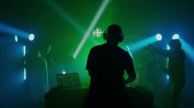 Video, kolları havada bir DJ 'i yakalar ve canlı bir etkinlikte kalabalığa karışır. Canlı mavi ve yeşil ışıklar tarafından aydınlatılan, DJ 'in silueti ve seyirci bir atmosfer yaratıyor.