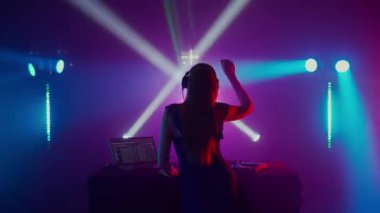 Video, bir kadın DJ 'in sevinçle elini kaldırdığı, bir gece kulübündeki renkli sahne ışıkları tayfının arka planda bıraktığı coşkulu anı yakalıyor. Kulaklık takıyor ve kameradan uzak duruyor.