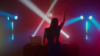 Video, bir kadın DJ 'in sevinçle elini kaldırdığı, bir gece kulübündeki renkli sahne ışıkları tayfının arka planda bıraktığı coşkulu anı yakalıyor. Kulaklık takıyor ve kameradan uzak duruyor.