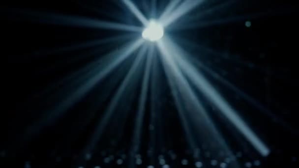 模糊的迪斯科舞会挂在视频的中心 在一家夜总会的黑暗空间里投射出明亮的光芒 光束产生了星暴效应 象征着经典的迪斯科时代和 — 图库视频影像