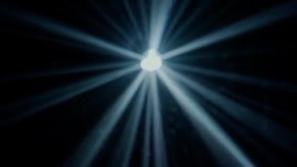 模糊的迪斯科舞会挂在视频的中心 在一家夜总会的黑暗空间里投射出明亮的光芒 光束产生了星暴效应 象征着经典的迪斯科时代和 — 图库视频影像