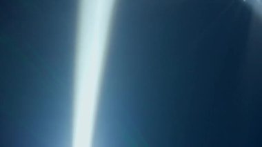 Bu video, tek bir sahne ışığı demetine odaklanır ve lazer karanlığın içinden geçerek çevresiyle tam bir zıtlık yaratır. Video, performans ışıklandırmasının özünü yakalıyor.