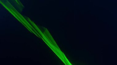 Video, kontrol yüzeyine hayat veren ince bir neon ışığı tarafından aydınlatılan bir DJ konsolunun yakın plan görüntüsünü yakalıyor. Hassas araçları gösteren bir detay