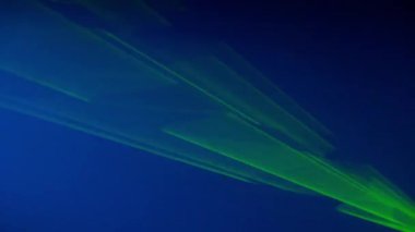 Video, kontrol yüzeyine hayat veren ince bir neon ışığı tarafından aydınlatılan bir DJ konsolunun yakın plan görüntüsünü yakalıyor. Hassas araçları gösteren bir detay