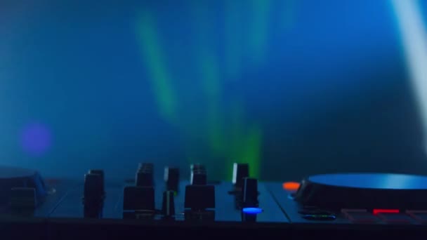 这个迷人的视频展示了Dj在充满活力的灯光表演中的设置 绿光和蓝光的光束在Dj桌上产生了戏剧性的效果 俱乐部气氛的朦胧 — 图库视频影像