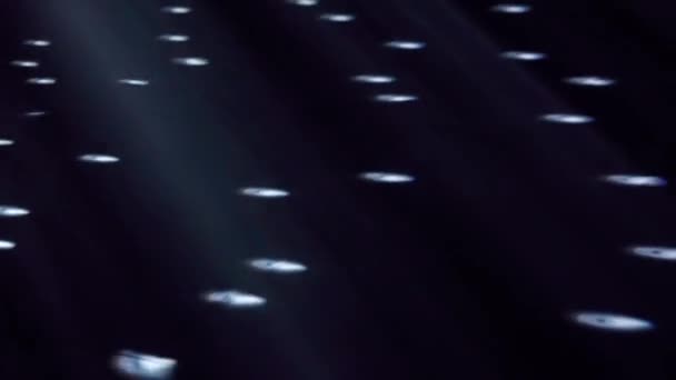 Görüntü Disko Topu Videonun Ortasında Asılı Bir Gece Kulübünün Karanlık — Stok video