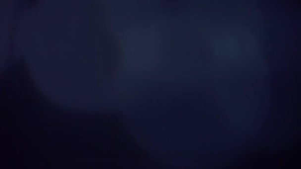 Elegante Defokussierte Blaue Staubpartikel Über Dunkelblauem Hintergrund — Stockvideo