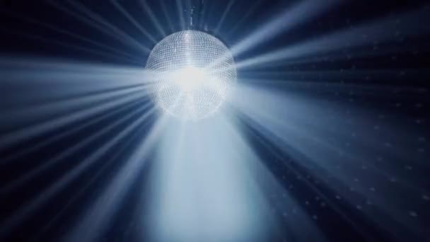 在视频的中心挂着一个迪斯科舞会 在一个黑暗的夜总会的广阔空间上投射出明亮的光芒 光束产生了星暴效应 象征着经典的迪斯科时代和 — 图库视频影像