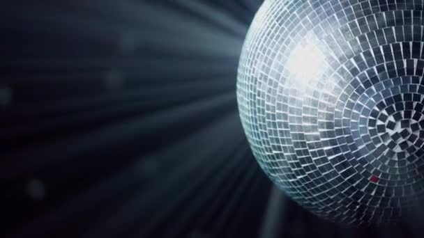 Sebuah Bola Disko Menggantung Pusat Video Melemparkan Sinar Terang Cahaya — Stok Video