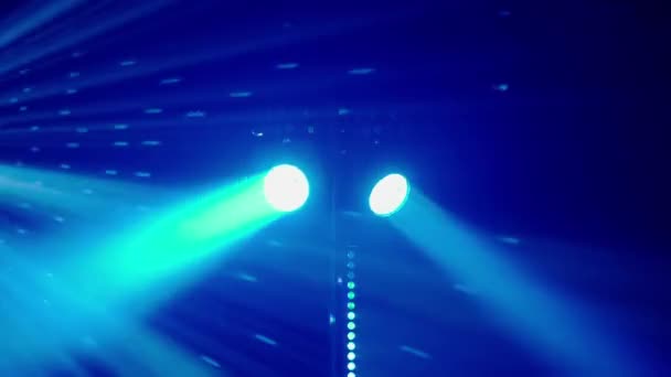 Video Muestra Par Luces Escenario Azul Intenso Que Atraviesan Oscuridad — Vídeos de Stock