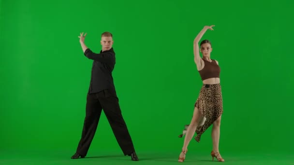 Elegantní Taneční Duo Předvádí Dynamickou Rutinu Zachycenou Živém Zeleném Pozadí — Stock video