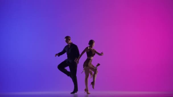 这个迷人的视频展示了一个动态的交际舞二重唱在中间的表演 女舞蹈演员穿着褐色的庄稼上衣和飘逸的豹纹裙 而男舞蹈演员则穿着一件 — 图库视频影像