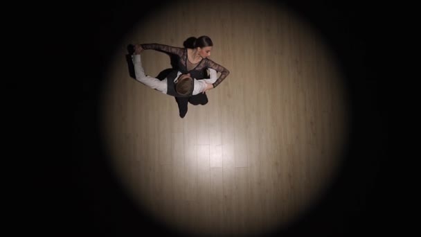 Este Vídeo Impressionante Captura Casal Dançarino Salão Meio Performance Envolto — Vídeo de Stock
