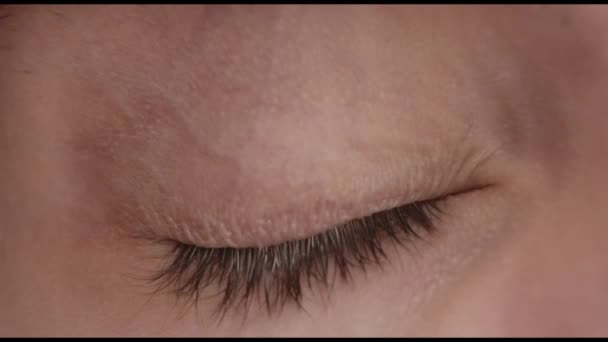 Auge Auge Kreatives Konzept Nahaufnahme Menschlicher Gesichtsteile Augenöffnung Und Augenschliessen — Stockvideo