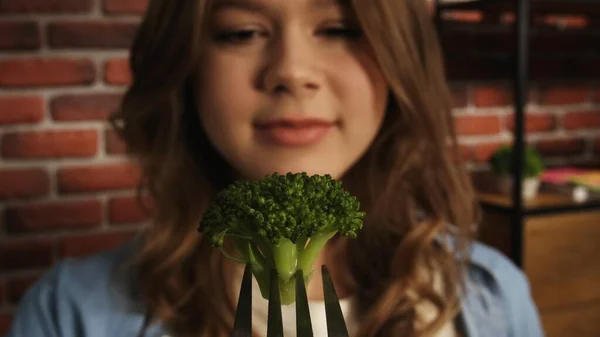 ブロッコリーのフォークを見ている女の子の近く クリエイティブ食品広告コンセプト パブリック — ストック写真