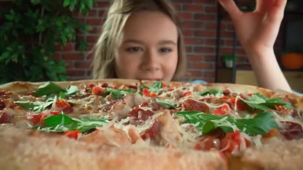 突破食品观点创意广告的概念 近视的人吃着不同的美味食物 从一个容器里看到 女孩打开披萨盒 惊讶的脸 满脸喜色 Pov — 图库视频影像