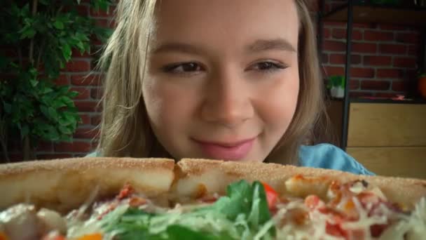 突破食品观点创意广告的概念 近视的人吃着不同的美味食物 从一个容器里看到 女孩打开披萨盒 惊讶的脸 满脸喜色 Pov — 图库视频影像