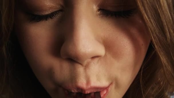 突破食品观点创意广告的概念 近距离拍摄的人吃不同的好吃的食物 从叉子上看 女孩把一片西兰花放在叉子里面的嘴里 Pov — 图库视频影像
