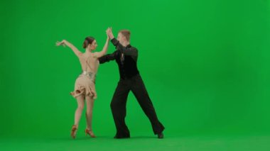 Zarif bir balo dansı ikilisi canlı yeşil ekran arka planına karşı hareketli bir gösteri sergiliyor. Bu video krom anahtar bileşimi gerektiren projeler için mükemmel, çok yönlü bir sunum