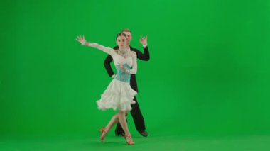 Zarif bir balo dansı ikilisi canlı yeşil ekran arka planına karşı hareketli bir gösteri sergiliyor. Bu video krom anahtar bileşimi gerektiren projeler için mükemmel, çok yönlü bir sunum