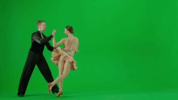 Elegancki Duet Tańca Towarzyskiego Wykonuje Dynamiczną Rutynę Uchwyconą Żywym Zielonym — Wideo stockowe