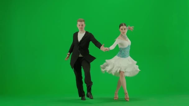 Een Elegant Ballroom Dance Duo Voert Een Dynamische Routine Tegen — Stockvideo