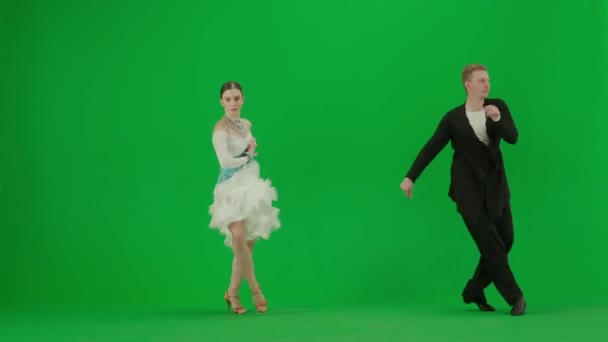 Ένα Κομψό Ντουέτο Χορού Αίθουσα Χορού Εκτελεί Μια Δυναμική Ρουτίνα — Αρχείο Βίντεο