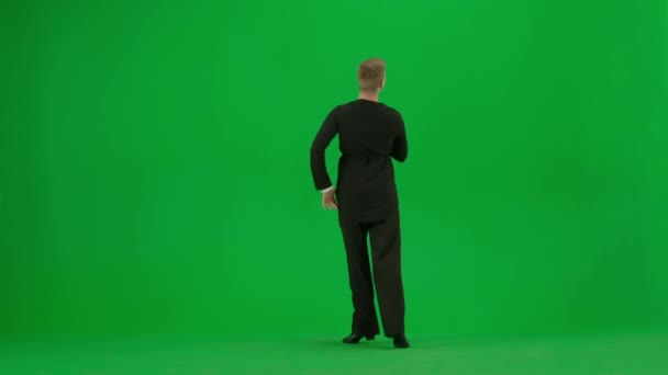 宴会厅舞蹈家在绿色荧幕上表演 一个自信的交际舞者站在那里 摆出经典的舞姿 准备开始他的舞步 穿着职业舞服和一个 — 图库视频影像